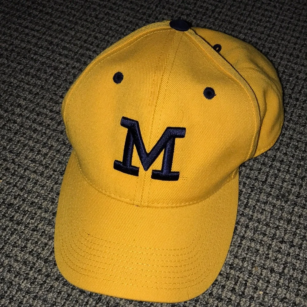 Michigan Wolverines Nike Yellow Baseball Cap with Navy‎ Embroidered M